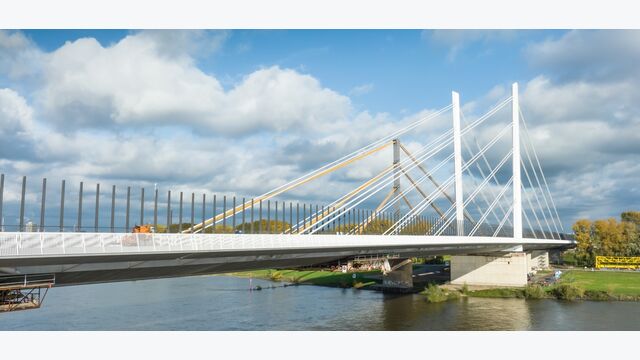 Nach Abschluss der Montage wird die komplette südliche Strombrücke einschließlich ihrer Pylone um 14,4 Meter seitlich in ihre endgültige Lage verschoben – laut Mce eine bislang einzigartige technische Operation.