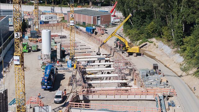 Massive Aussteifungen sichern die langgestreckte Baugrube: Stationen und Notausstiege entstehen im Unterschied zum gebohrten Streckentunnel in offener beziehungsweise gedeckelter Bauweise.