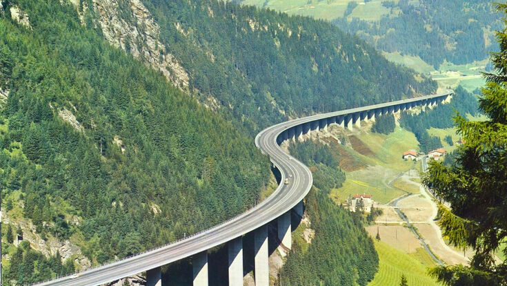 Die 1,8 Kilometer lange Luegbrücke führt die Brennerautobahn durch die steile Tiroler Hanglage. Der bestehende Brückenzug wird vollständig ersetzt.