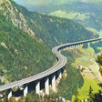 Die 1,8 Kilometer lange Luegbrücke führt die Brennerautobahn durch die steile Tiroler Hanglage. Der bestehende Brückenzug wird vollständig ersetzt.