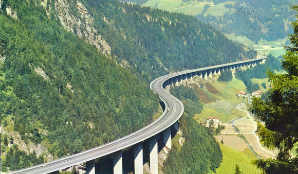 Die 1,8 Kilometer lange Luegbrücke führt die Brennerautobahn durch die steile Tiroler Hanglage. Der bestehende Brückenzug wird vollständig ersetzt.