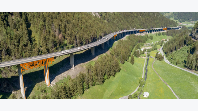 Die orange markierten Konstruktionen sichern vier besonders kritische Hauptfugen der bestehenden Spannbetonbrücke ab.