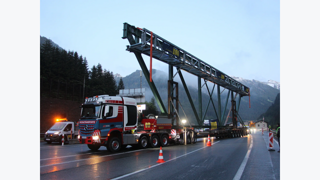 Die 35 Meter langen und 8,5 Meter hohen Fachwerke wurden stehend über die Autobahn zum Montageort transportiert.