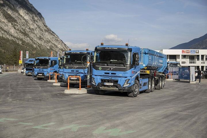 Zwölf elektrische Zugmaschinen bilden das Herzstück der Baustellenlogistik von Imst–Haiming. Ergänzt wird die Flotte durch zwölf Kipp- und vier Betonmischauflieger.