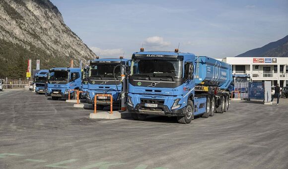 Zwölf elektrische Zugmaschinen bilden das Herzstück der Baustellenlogistik von Imst–Haiming. Ergänzt wird die Flotte durch zwölf Kipp- und vier Betonmischauflieger.