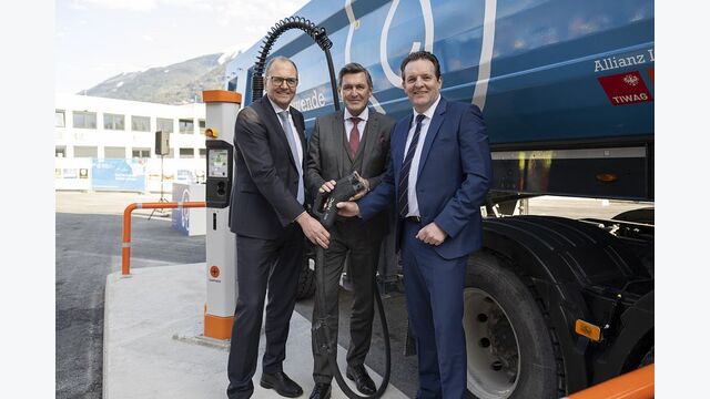 TIWAG-Vorstandsdirektor Alexander Speckle (li.) präsentiert mit Bundesminister Peter Hanke und Verkehrslandesrat René Zumtobel das E-LKW-Pilotprojekt.