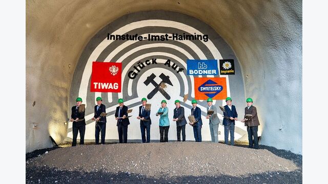 Auftraggeber und Allianzpartner am Tunnelportal: TIWAG realisiert den rund 14 Kilometer langen Triebwasserweg gemeinsam mit BODNER, Implenia und Swietelsky im Allianzmodell. v. l. n. r.: Projektleiter Robert Reindl, TIWAG-Vorstand Alexander Speckle, TIWAG-Aufsichtsratsvorsitzender Eduard Wallnöfer, LH Anton Mattle, Bürgermeisterin und Tunnelpatin Michaela Ofner, Richard Bartl (Bürgermeister Imsterberg), TIWAG-Vorstand Michael Kraxner, Peter Krammer (Swietelsky), Thomas Bodner (BODNER) und Arthur Göbl (Implenia).