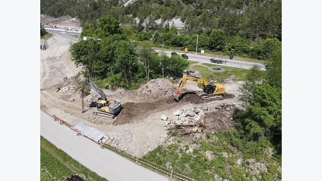 Bagger bereiten das Baustellengelände für die neuen Anlagenteile vor. Bis zur Fertigstellung müssen rund 3,5 Millionen Tonnen Ausbruch bewegt und etwa 370.000 Kubikmeter Beton verarbeitet werden.