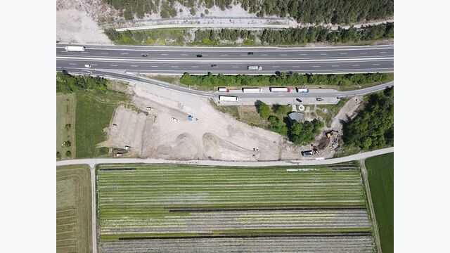 Die unmittelbare Nähe zur Inntalautobahn ermöglicht kurze Transportwege. Ein eigener Baustellenanschluss hält einen großen Teil des Schwerverkehrs von den umliegenden Siedlungsgebieten fern.
