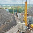 Zwischen den Flanken der ehemaligen Bergbauhalde entsteht der neue Lift- und Notfalltunnel des Alpincenters. Das Baufeld erreicht ein Gefälle von bis zu 23,4 Prozent.