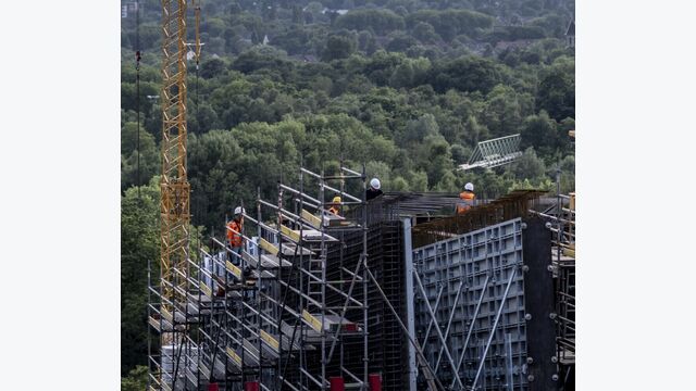 Die Arbeiten auf der Tunnelwand verlangen eine präzise Baustellenlogistik: Das enge Baufeld auf der Halde lässt nur begrenzte Lager- und Bewegungsflächen zu.