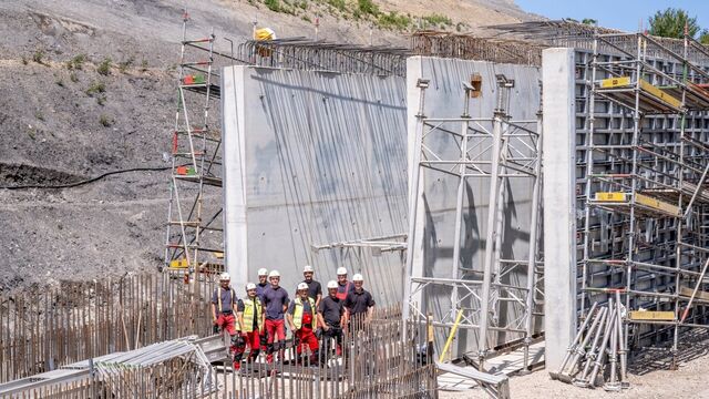 Ein Teil des FENNE-Baustellenteams vor einem bereits ausgeschalten Wandabschnitt. Insgesamt wurden rund 850 Tonnen Bewehrungsstahl und 4.300 Kubikmeter Beton verarbeitet.