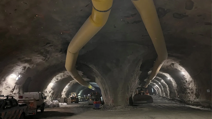 Unter Kvitsøy nimmt Rogfast die Form einer unterirdischen Straßenkreuzung an. Der weit aufgeweitete Knoten verbindet die beiden Hauptröhren mit der Tunnelrampe zur Insel.