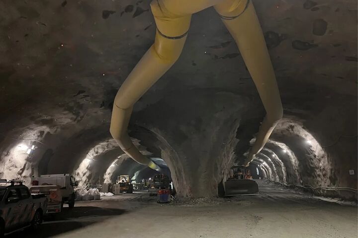 Unter Kvitsøy nimmt Rogfast die Form einer unterirdischen Straßenkreuzung an. Der weit aufgeweitete Knoten verbindet die beiden Hauptröhren mit der Tunnelrampe zur Insel.