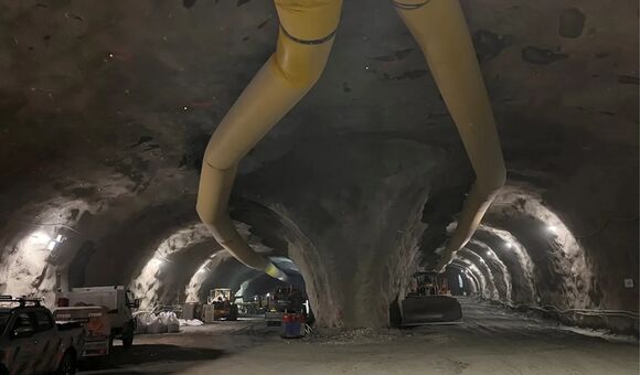Unter Kvitsøy nimmt Rogfast die Form einer unterirdischen Straßenkreuzung an. Der weit aufgeweitete Knoten verbindet die beiden Hauptröhren mit der Tunnelrampe zur Insel.