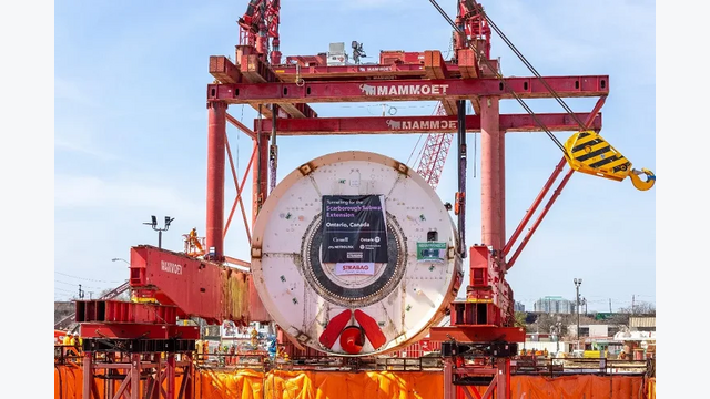 Ein Schwerlastportal von Mammoet hob den Hauptantrieb in den rund 26 Meter tiefen Startschacht. Vollständig montiert bringt die Anlage laut Metrolinx etwa 2.050 Tonnen auf die Waage.