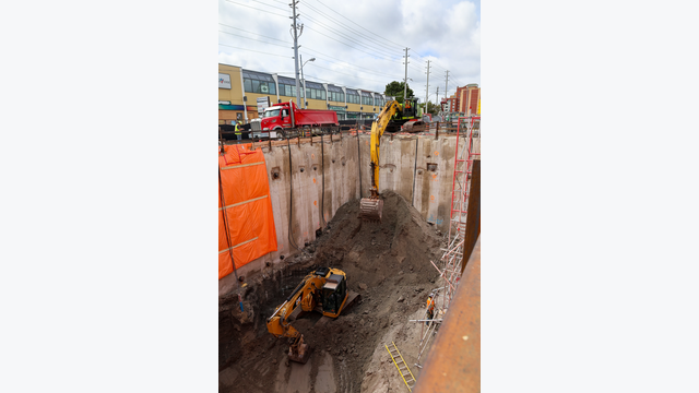 Am Zielpunkt Eglinton Avenue East/Midland Avenue entstand ein 24 Meter tiefer Bergeschacht. Seine Öffnung misst 25 mal 15 Meter und ist groß genug, um die Maschine später zu zerlegen und auszuheben.