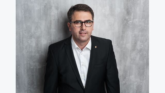 Anton Rieder, Geschäftsführer von Riederbau und Bundesinnungsmeister-Stellvertreter der Bundesinnung Bau, erhebt seit 1999 Leistungsdaten seiner Baustellen. Vorfertigung, Standardisierung und eine engere Verbindung von Planung und Ausführung sieht er als entscheidende Produktivitätshebel.