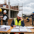Die Produktivität einer Baustelle hängt nicht allein vom Arbeitstempo ab: Auch Dokumentation, Sicherheitsvorgaben und Qualitätsanforderungen beanspruchen Personal und Arbeitszeit.