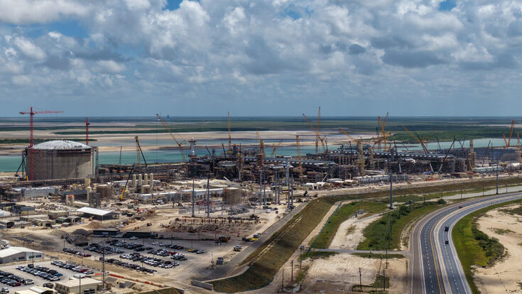 Am Brownsville Ship Channel in Südtexas entsteht Rio Grande LNG auf einer Fläche von rund 400 Hektar. Neben den Prozessanlagen prägen zwei große LNG-Speicher und zahlreiche Kräne die Baustelle.