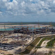 Am Brownsville Ship Channel in Südtexas entsteht Rio Grande LNG auf einer Fläche von rund 400 Hektar. Neben den Prozessanlagen prägen zwei große LNG-Speicher und zahlreiche Kräne die Baustelle.