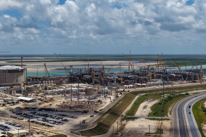 Am Brownsville Ship Channel in Südtexas entsteht Rio Grande LNG auf einer Fläche von rund 400 Hektar. Neben den Prozessanlagen prägen zwei große LNG-Speicher und zahlreiche Kräne die Baustelle.