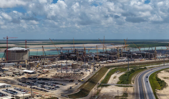 Am Brownsville Ship Channel in Südtexas entsteht Rio Grande LNG auf einer Fläche von rund 400 Hektar. Neben den Prozessanlagen prägen zwei große LNG-Speicher und zahlreiche Kräne die Baustelle.
