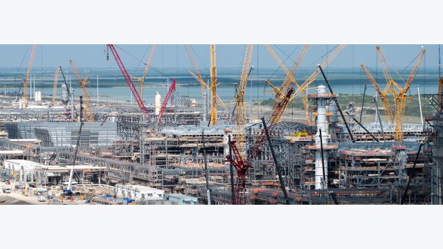 Zwischen Prozesskolonnen, Rohrbrücken und Großkränen wächst das Stahlgerüst der Verflüssigungsanlage. Unger fertigt insgesamt 65.000 Tonnen Stahl für drei LNG-Trains und die zugehörigen Nebenanlagen.
