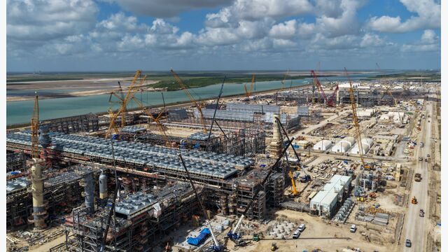 Die erste Projektphase umfasst drei Verflüssigungsstränge mit einer geplanten Gesamtleistung von rund 18 Millionen Tonnen LNG pro Jahr. Die weitläufigen Anlagenfelder werden parallel montiert.