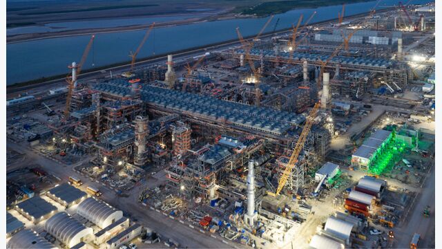 Bechtel verantwortet als EPC-Partner die Ausführung des Großprojekts. Die Aufnahme in der Abenddämmerung zeigt, wie Stahlbau, Rohrleitungen und verfahrenstechnische Komponenten zu einer dicht vernetzten Industrieanlage zusammenwachsen.