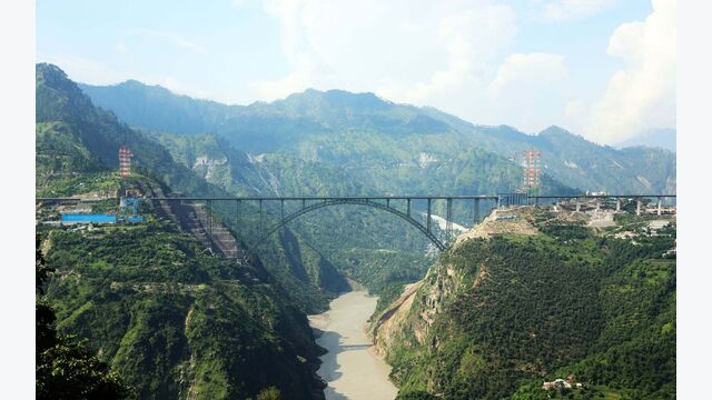 Die fertige Chenab-Brücke, aufgenommen von den ehemaligen Pylonstandorten aus: 467 Meter überspannt der Stahlbogen die Schlucht, 359 Meter darunter fließt der Fluss.