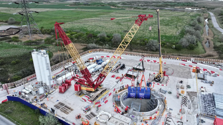 Bauteile der Mixshield-TBM „Caroline" werden am Startschacht in Tilbury mit Großkranen abgesenkt. Rund 108 Meter Gesamtlänge mussten dafür in Etappen in den Schacht eingebracht werden.