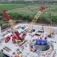 Bauteile der Mixshield-TBM „Caroline" werden am Startschacht in Tilbury mit Großkranen abgesenkt. Rund 108 Meter Gesamtlänge mussten dafür in Etappen in den Schacht eingebracht werden.