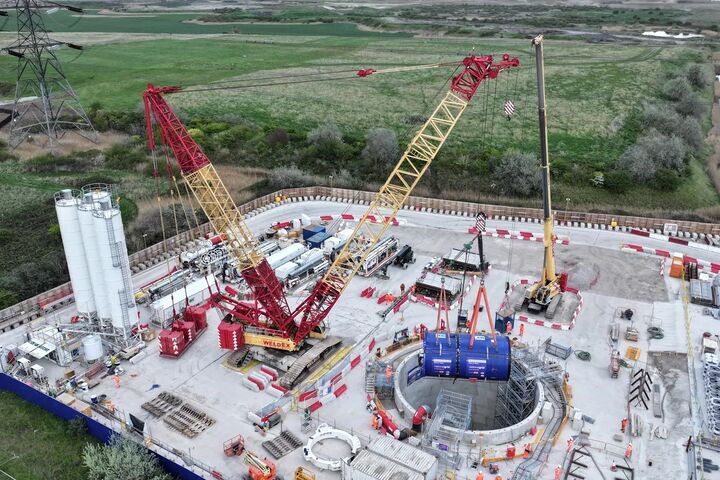 Bauteile der Mixshield-TBM „Caroline" werden am Startschacht in Tilbury mit Großkranen abgesenkt. Rund 108 Meter Gesamtlänge mussten dafür in Etappen in den Schacht eingebracht werden.