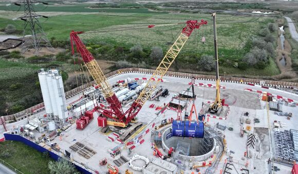 Bauteile der Mixshield-TBM „Caroline" werden am Startschacht in Tilbury mit Großkranen abgesenkt. Rund 108 Meter Gesamtlänge mussten dafür in Etappen in den Schacht eingebracht werden.