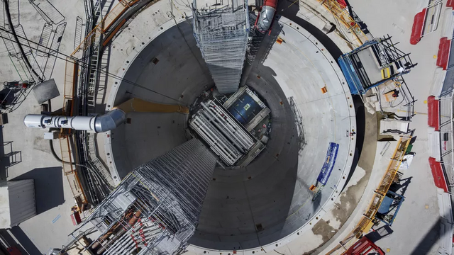 Blick von oben in den fertigen Startschacht: Weil die 108 Meter lange TBM nicht komplett hineinpasste, begann der Vortrieb als Umbilical Launch mit einem zunächst nur zwölf Meter langen Maschinenabschnitt.