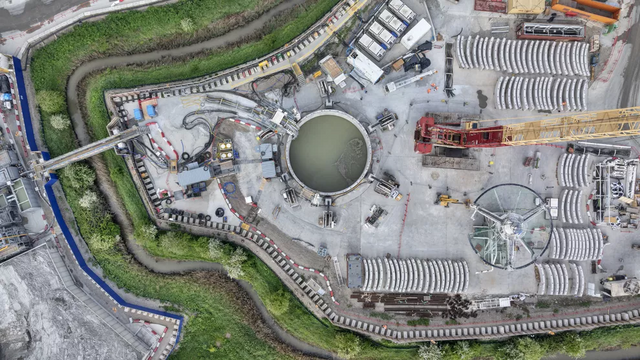 Der Zielschacht in Gravesend aus der Vogelperspektive, umgeben von bereits gelagerten Tübbing-Segmenten für den weiteren Tunnelvortrieb Richtung Tilbury.