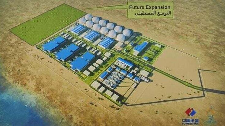 Rendering der geplanten Entsalzungsanlage nahe dem Grand Faw Port, mit markierter Fläche für eine mögliche künftige Erweiterung. Die kugelförmigen Speicherbauten oben links deuten die Dimension der geplanten Wasserspeicherung an.