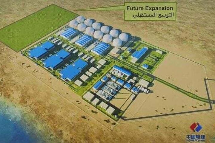 Rendering der geplanten Entsalzungsanlage nahe dem Grand Faw Port, mit markierter Fläche für eine mögliche künftige Erweiterung. Die kugelförmigen Speicherbauten oben links deuten die Dimension der geplanten Wasserspeicherung an.