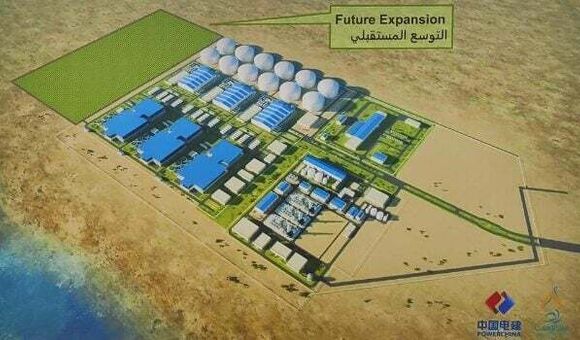Rendering der geplanten Entsalzungsanlage nahe dem Grand Faw Port, mit markierter Fläche für eine mögliche künftige Erweiterung. Die kugelförmigen Speicherbauten oben links deuten die Dimension der geplanten Wasserspeicherung an.