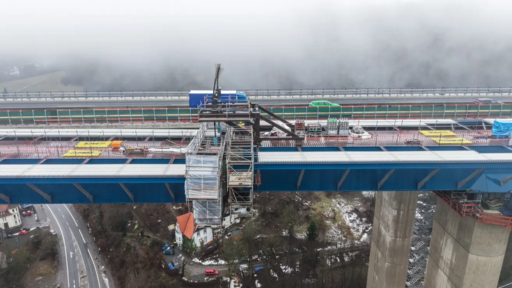 Während auf dem ersten Teilbauwerk bereits wieder Verkehr über die A45 rollte, wurde unmittelbar daneben die Fahrbahnplatte der zweiten Brückenhälfte fertiggestellt.