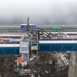 Während auf dem ersten Teilbauwerk bereits wieder Verkehr über die A45 rollte, wurde unmittelbar daneben die Fahrbahnplatte der zweiten Brückenhälfte fertiggestellt.