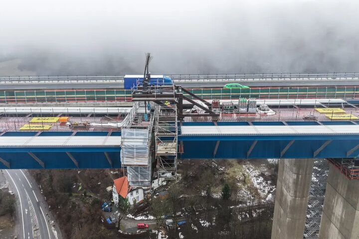 Während auf dem ersten Teilbauwerk bereits wieder Verkehr über die A45 rollte, wurde unmittelbar daneben die Fahrbahnplatte der zweiten Brückenhälfte fertiggestellt.