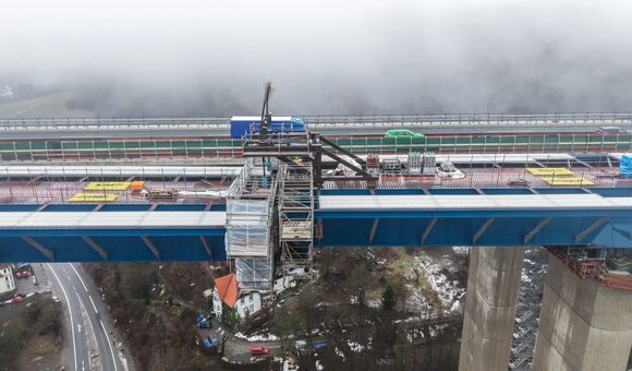 Während auf dem ersten Teilbauwerk bereits wieder Verkehr über die A45 rollte, wurde unmittelbar daneben die Fahrbahnplatte der zweiten Brückenhälfte fertiggestellt.