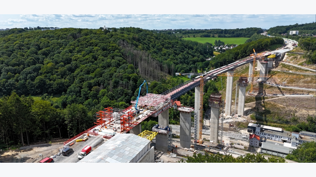 Zwei Schalwagen arbeiteten sich abschnittsweise über den Stahlhohlkasten und stellten die Betonfahrbahnplatte ebenfalls parallel von Nord und Süd her.