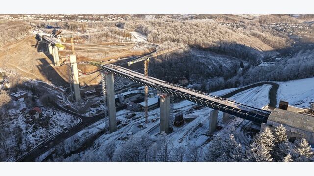 Die Dimension des Neubaus wird erst aus der Luft deutlich: Die Talbrücke Rahmede misst 453 Meter, erreicht Höhen von rund 70 Metern und enthält laut MCE rund 7.000 Tonnen Stahl.