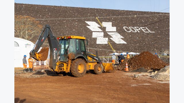 Seit Juni 2026 laufen die Bauarbeiten für die Erweiterung. Im Bereich der künftigen zweiten Maschinenhalle wird das Gelände für die neuen Kraftwerksbauten vorbereitet.