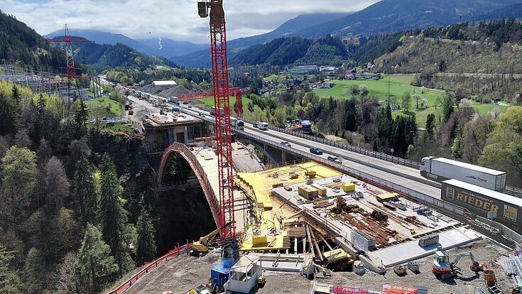 Während der Neubau der Richtungsfahrbahn Innsbruck läuft, bleibt die A13 auf dem benachbarten Teilbauwerk in Betrieb. Die dafür nötige Verkehrsführung wurde bereits Jahre vor dem eigentlichen Ersatzneubau vorbereitet.
