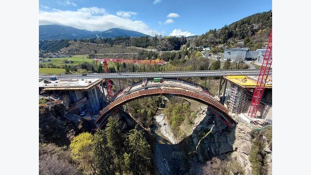 Das nahezu 100 Meter spannende Bogenlehrgerüst überspannt die Sillschlucht als eigenständiges temporäres Tragwerk. Rund 900 Tonnen Stahl bilden die Grundlage für Abbruch und anschließenden Neubau.