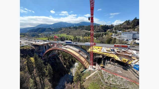 Auf dem Stahlfachwerk entsteht bereits die Form des neuen Brückenbogens: Der Ersatzbogen wird 104 Meter lang, zehn Meter breit und benötigt rund 1.800 Kubikmeter Beton.